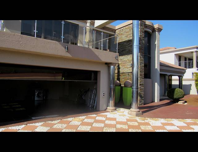 5 BEDROOM TOWNHOUSE FOR SALE IN BOSCHDAL